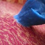 5 способов как отстирать лизуна с одежды, ковра, дивана и волос