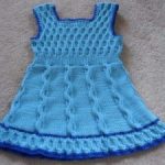 Платье для девочки спицами (вязаное платье, схемы с описанием) — Голубое платье с бантиком спицами