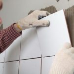 Как приклеить плитку в ванной на стену, если она отвалилась советы профессионалов