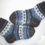 Красивые узоры для вязания носков спицами праздничные модели