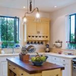 Как красиво оформить кухню с двумя окнами в частном доме