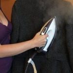 Отпаривание пальто в домашних условиях при помощи утюга