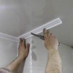 Как приклеить плинтус на натяжной потолок выбор клея и монтаж