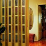 Разновидности раздвижных двери гармошка и особенности установки