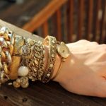 На какой руке женщины носят браслеты Общие правила ношения золотых и серебряных браслетов