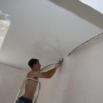Что сначала – обои или натяжной потолок, порядок действий при ремонте