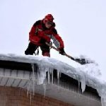 Уборка снега с крыши — занятие для профессионалов