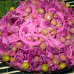 Салат из вареной свеклы, сельди, зеленого горошка рецепт