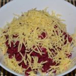 Салат из вареной свеклы, чеснока и сыра рецепт