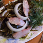Рецепт салата из морской капусты, маринованной сельди, лука