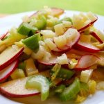 Рецепт салата с сельдереем, яблоком и редисом