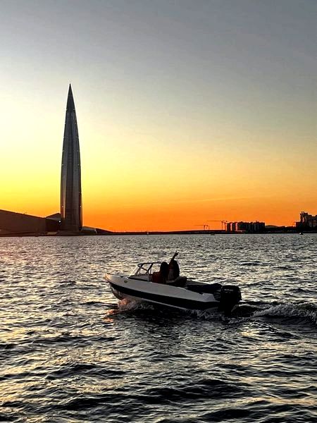 Аренда катера без капитана в Санкт-Петербурге: ваш личный путь к исследованию красот Северной Венеции
