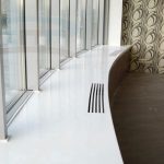 Подоконники из искусственного камня в офисах: практичность и имидж в одном решении